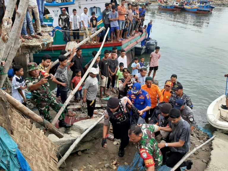 Polisi Bantu Evakuasi Mayat Ke RS Cut Mutia