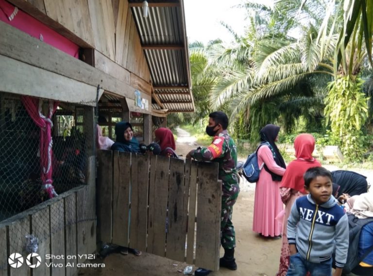 Babinsa Sosialisasikan Prokes di Pedalaman Aceh Timur   