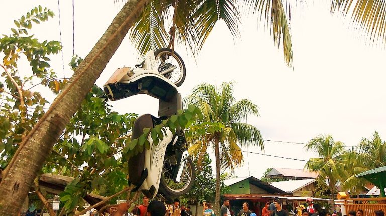 Diduga Transaksi Sabu, Sepeda Motor di Gantung di Pohon Kelapa di Alue Berawe