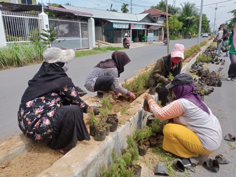 Sambut Ramadhan, Pekerja Taman Berjibaku Tanam Bunga Hias