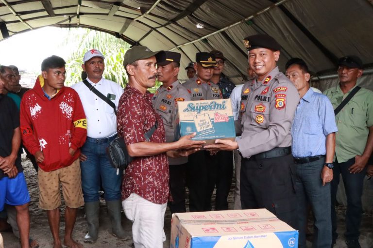 Polres Aceh Singkil Beri Bantuan Sembako Kepada Korban Kebakaran 