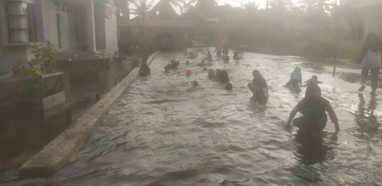Anak-anak di Aceh Singkil Sangat Ceria Saat Bermain Banjir Selama Enam Hari
